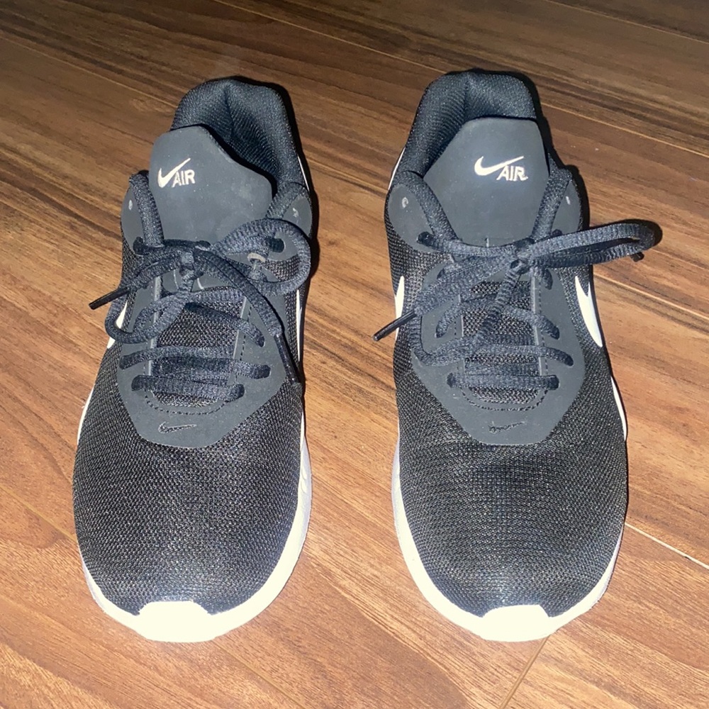 Women’s Nike everyday shoes - Picture 2 of 3